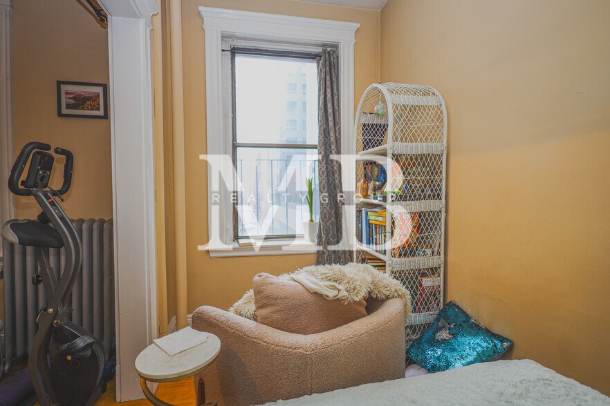 Building Photo - 11 Park Dr