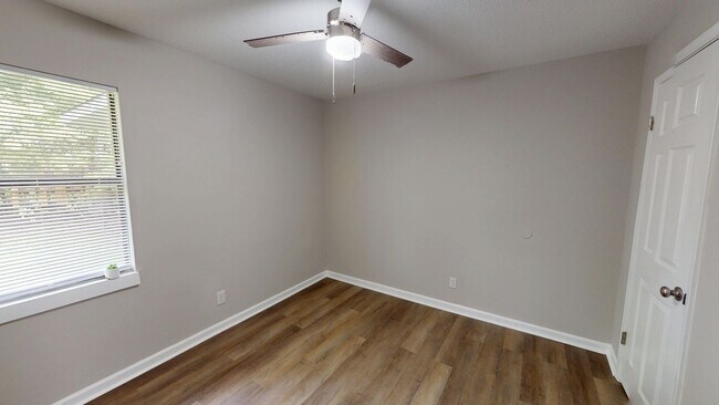 Building Photo - Updated 3/2 with Granite Counters and Stai...