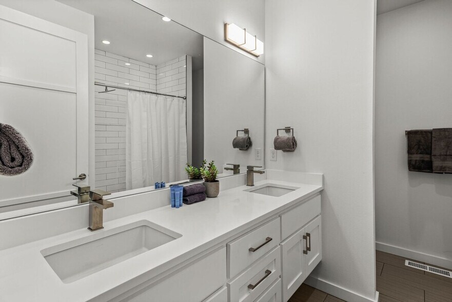 Building Photo - 707 SE A St