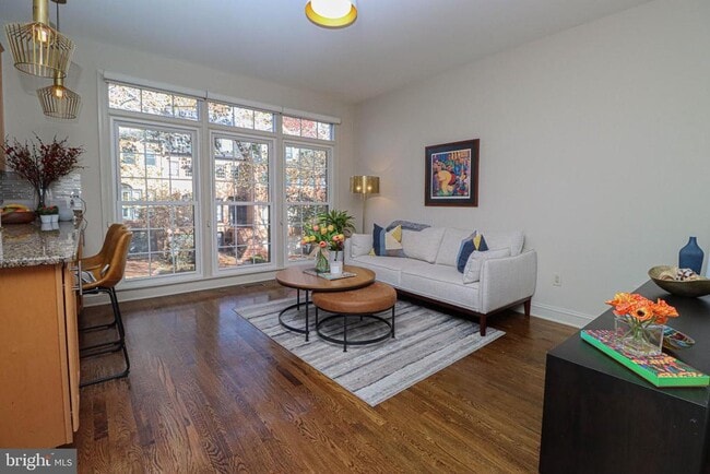 Building Photo - 1596 N Colonial Terrace