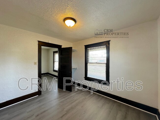 Building Photo - 1725 S Market St