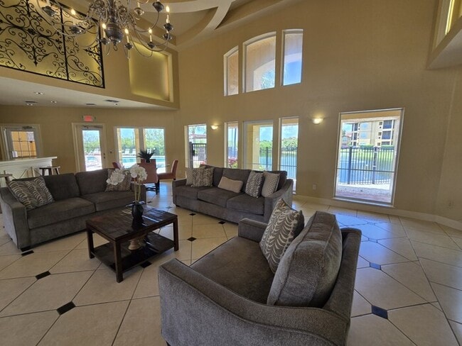 Building Photo - 1 Bed 1 Bath Condo For Rent in Tampa $1499