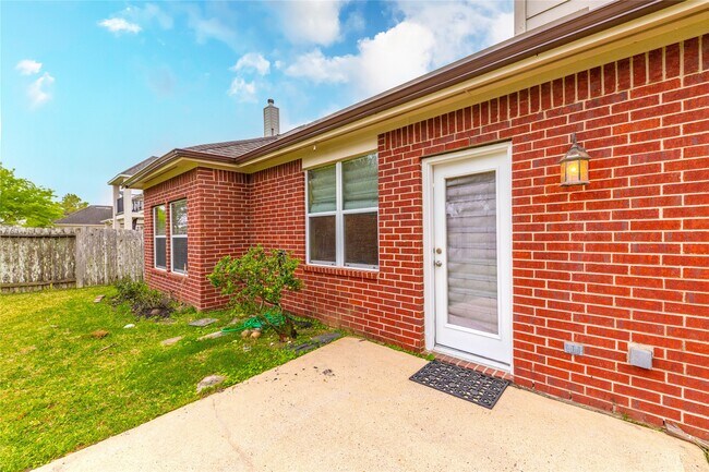 Building Photo - 2201 Signal Hill Dr