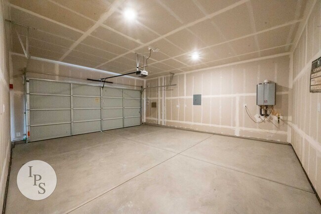 Building Photo - 2022 South/East Fresno Home, 4BR/2BA - Lots of Amenities!