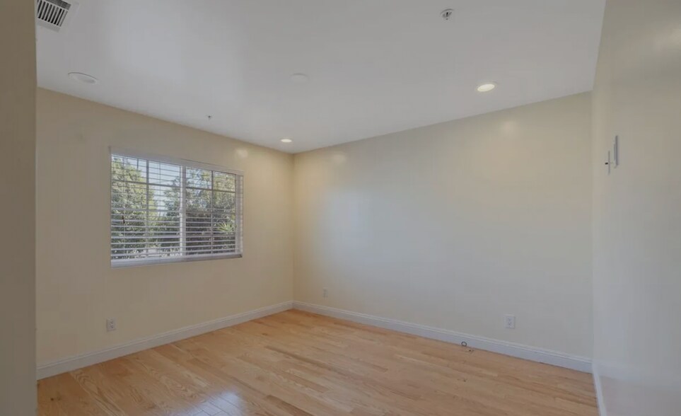 Building Photo - 2020 Hillcrest Dr