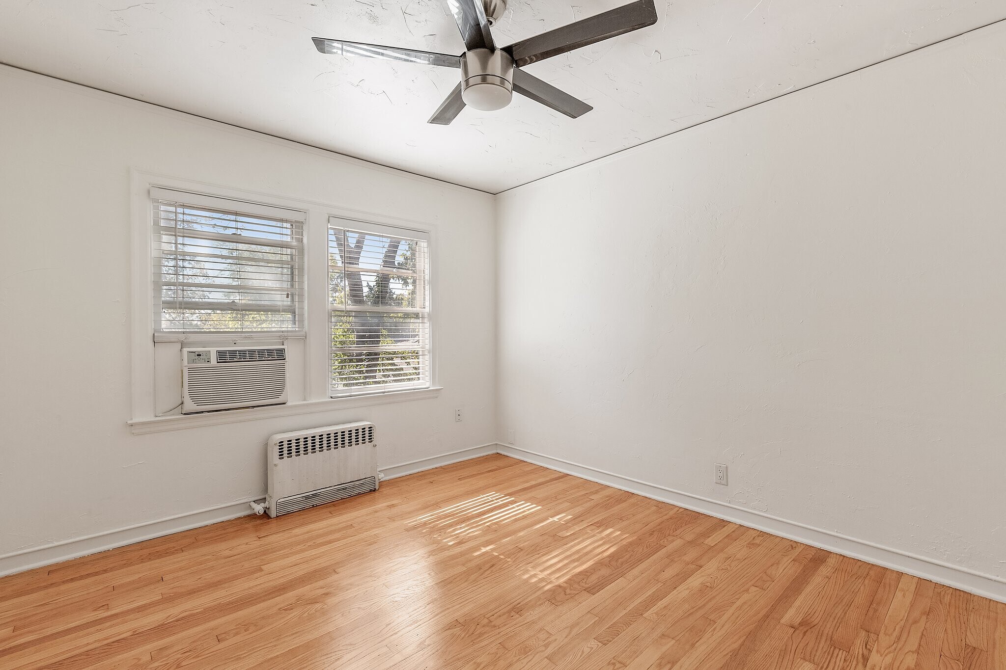 Building Photo - 1520 E 17th St