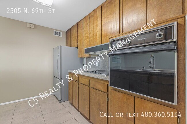 Building Photo - 2505 N 69th St