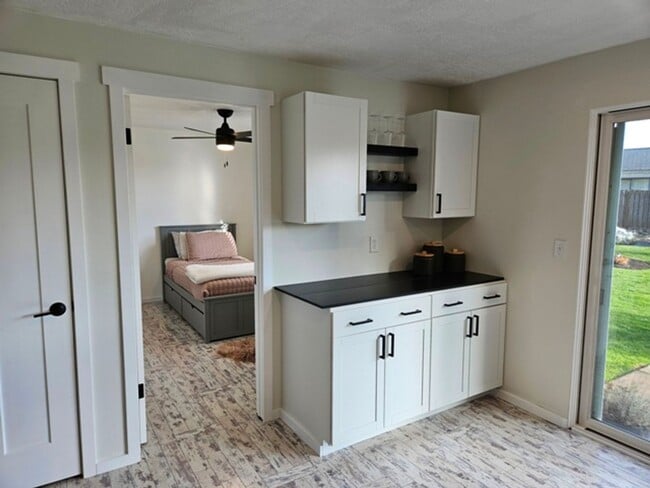 Building Photo - 3Bd/1Ba Single Story Home - For viewing!