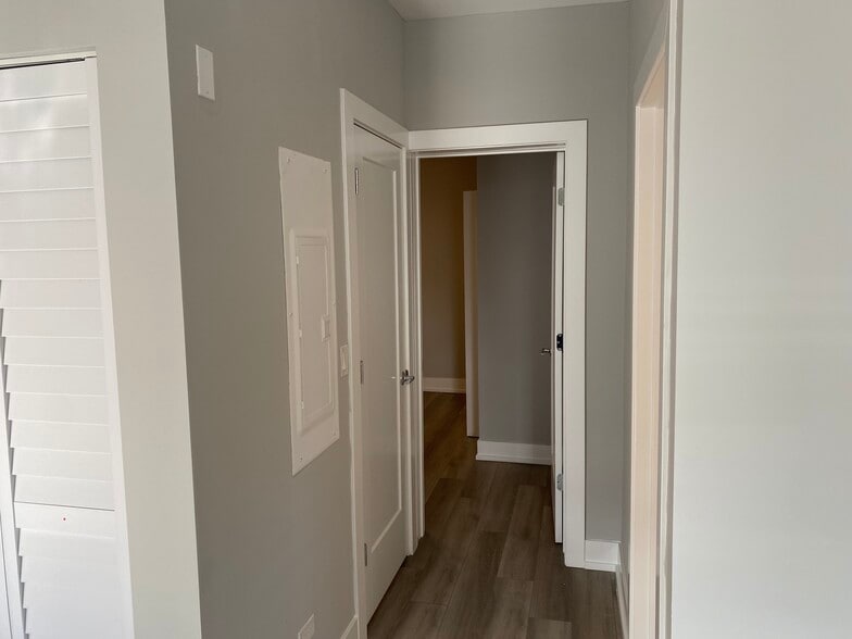 Building Photo - 3929 N Janssen Ave