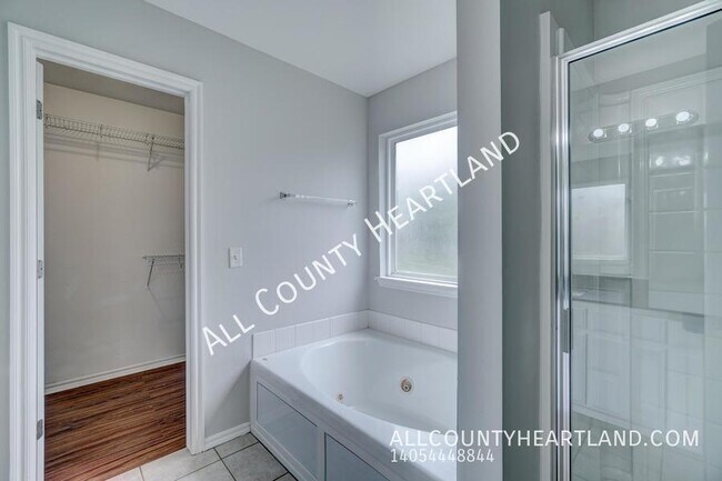 Building Photo - 2008 SE 7th Ct