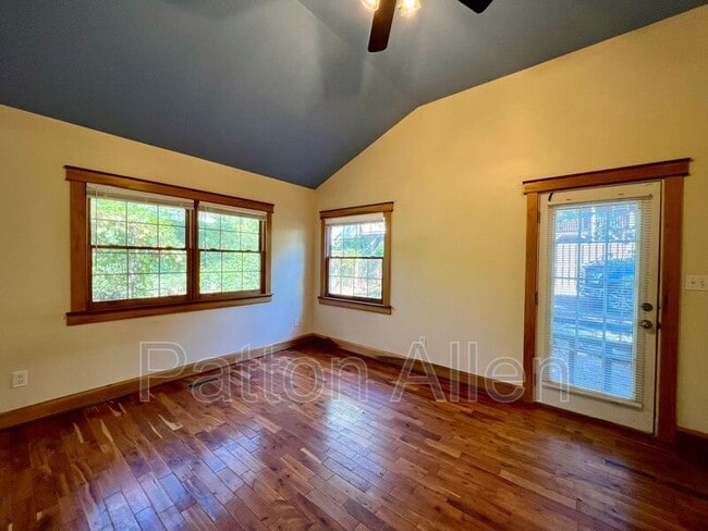 Building Photo - 5 Shady Cv Ln