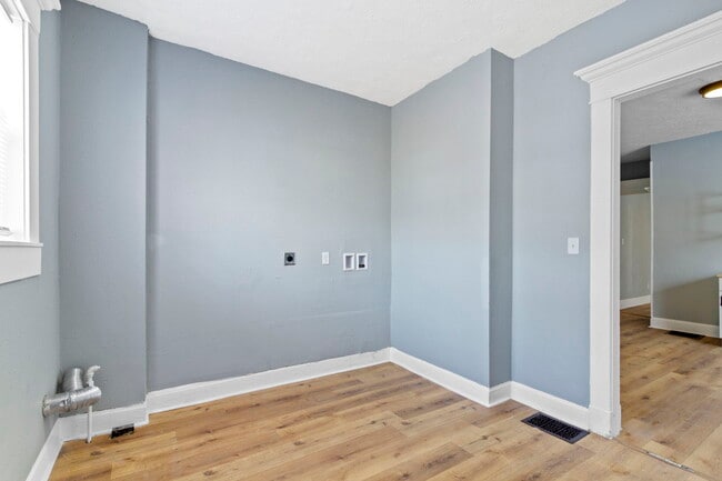 Building Photo - 17 E Parkview Ave