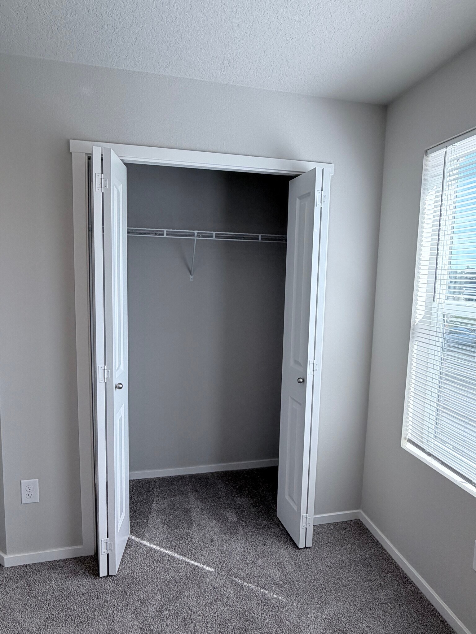 Building Photo - 9452 N Chestnut Ct