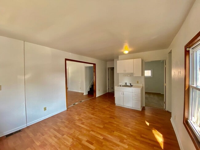 Building Photo - Four Bedroom, Two Full Bathroom - Steps to EMU's Campus