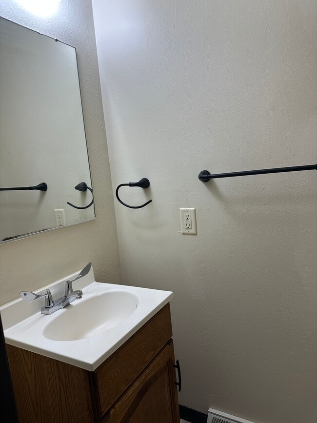 Building Photo - Two bedroom Townhouse off Lewis Ave near Alexis Rd.