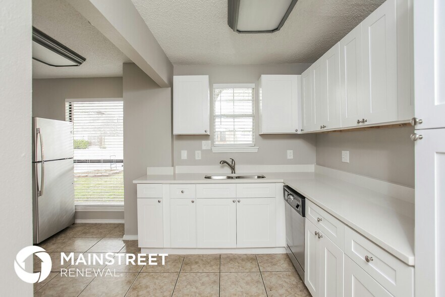 Building Photo - 9054 Chinon