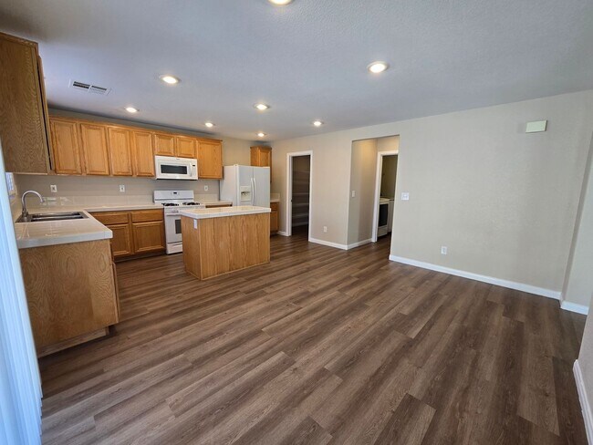 Building Photo - A Spacious 4 Bedroom House in Iron Mountai...