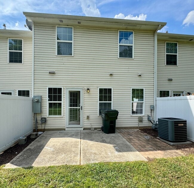 Building Photo - 3BR/2.5BA Townhouse in Steele Creek's Stonegrove Neighborhood