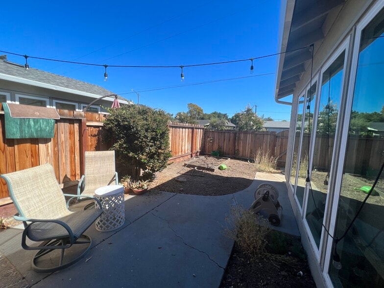 Building Photo - 2969 Rosemary Ln