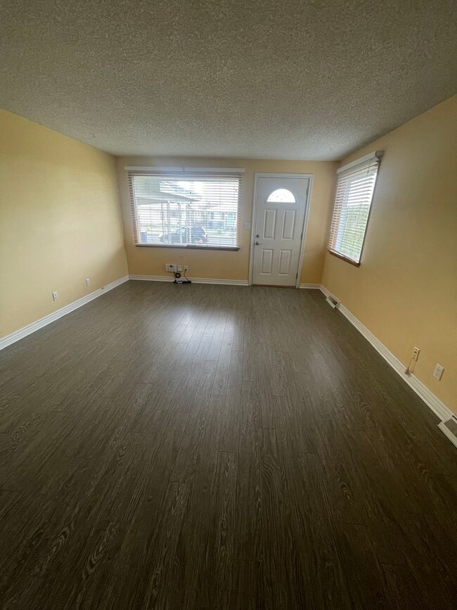 Building Photo - Available now 2 bed 1 bath Audobon area close to VA Hospital