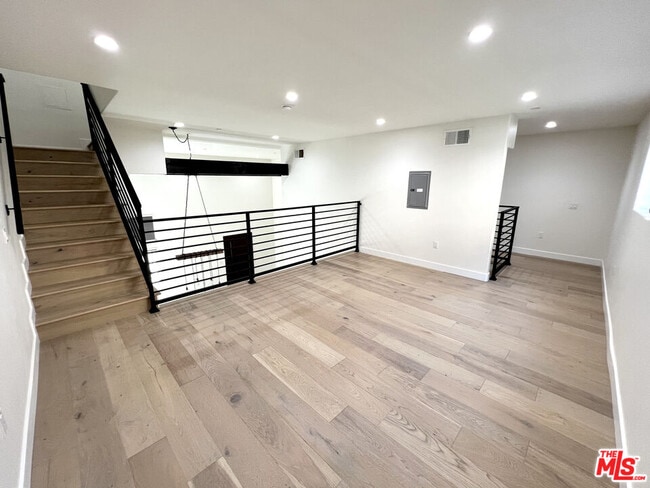 Building Photo - 5019 W Maplewood Ave