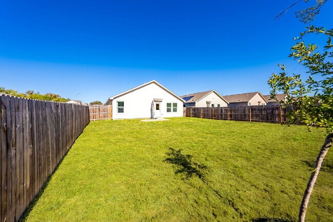 Building Photo - Charming 3-Bedroom Haven with 2 Full Baths