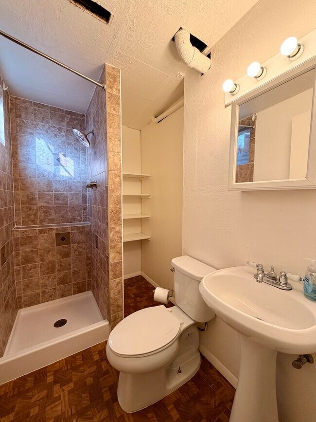 Building Photo - Lovely 5-bedroom, 2¾-bath home located in ...