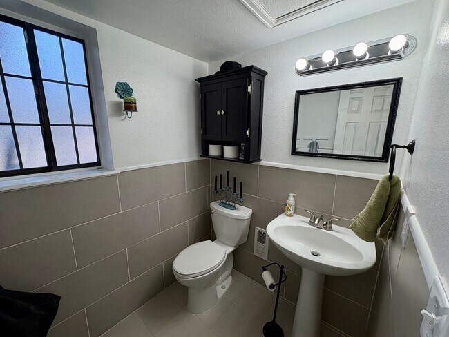 Building Photo - Stunning Morrison 3 bed/2 bath Corner Lot