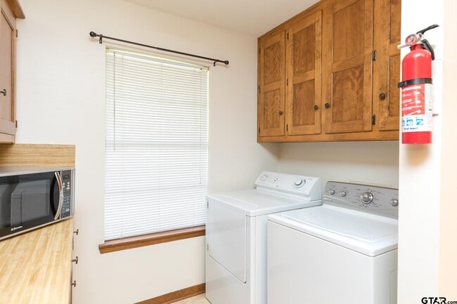 Building Photo - 1707 Sampson Dr
