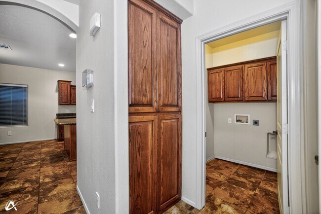 Building Photo - 2523 S 41st Ave