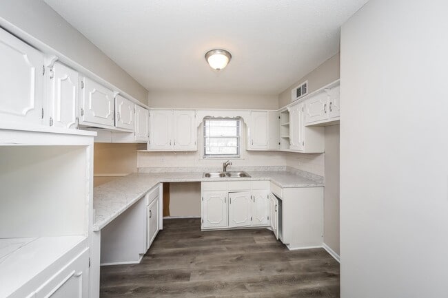Building Photo - 4346 Gardenview Dr