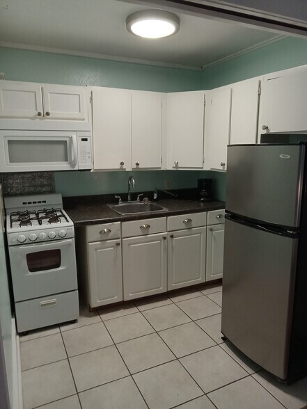 Kitchen - 305 S Magnolia St