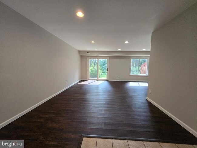 Building Photo - 1006 Worthington Dr