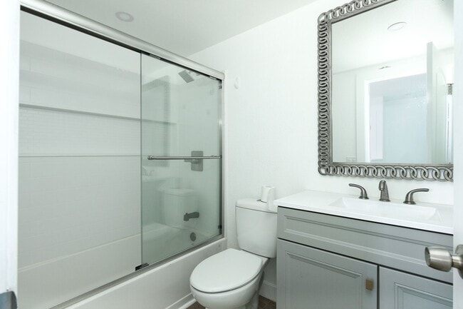 Building Photo - 2 Bedroom + 1.5 Bathroom Condo | Fashion Park Oxnard | Unfurnished