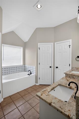 Building Photo - 402 Taos Ct E