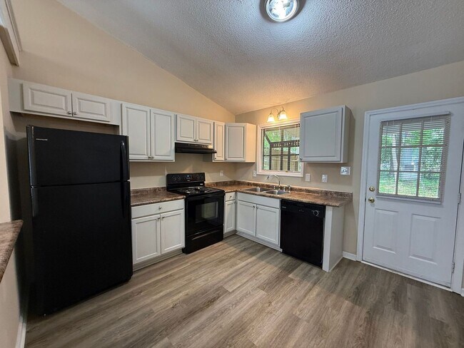 Building Photo - 2 bedroom, 2 bath Duplex