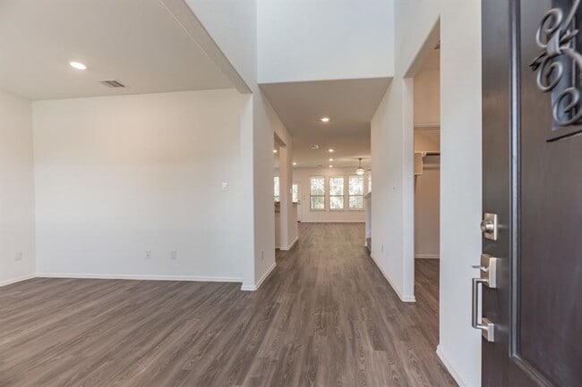 Building Photo - 6016 Heritage Creek Ln