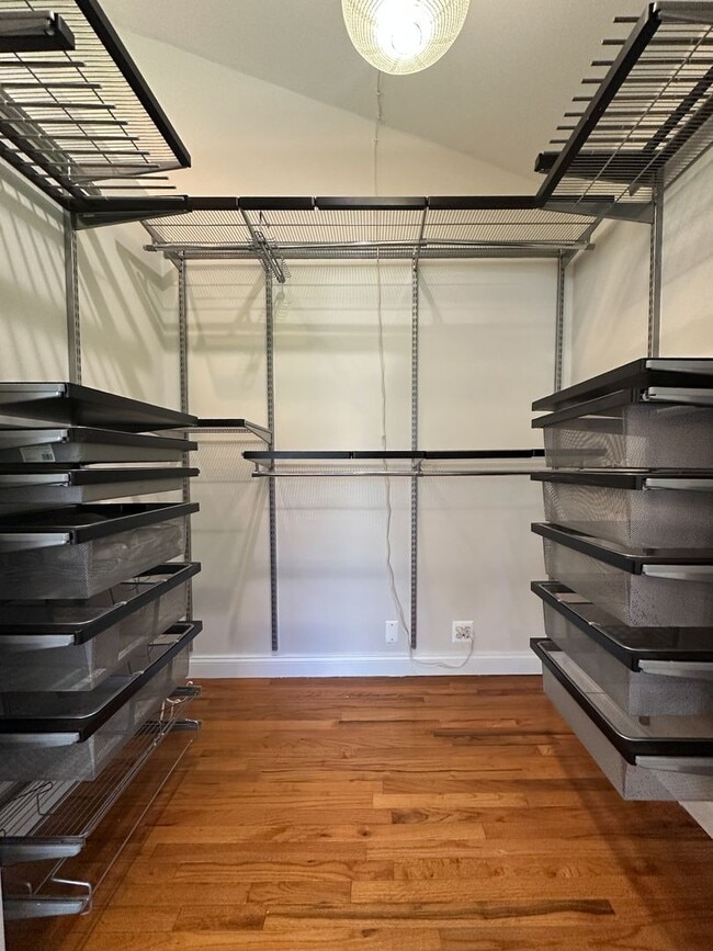 Building Photo - Stylish Grosse Pointe Woods Ranch with EV ...