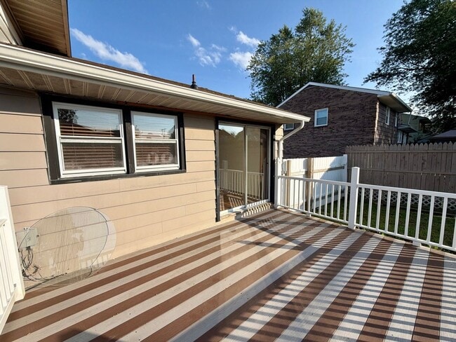 Building Photo - 18 Aquilla Ave
