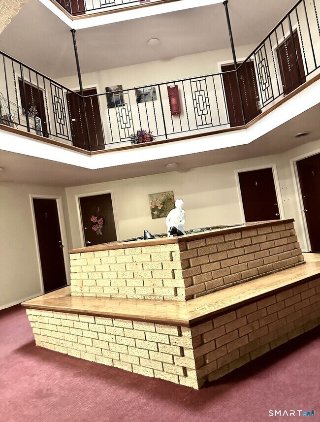 Building Photo - 126 Biruta St