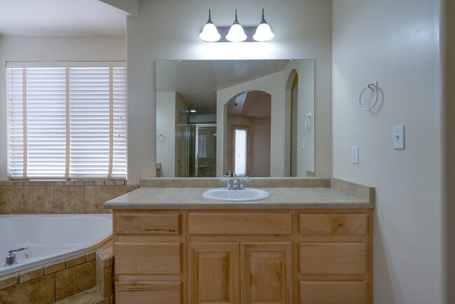 Building Photo - 4 Bedroom in The Knolls at Little Valley