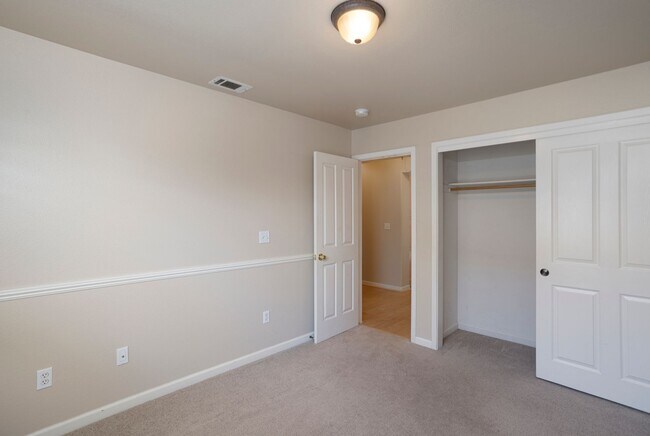 Building Photo - Schedule a tour today for a BEAUTIFUL 3-Be...