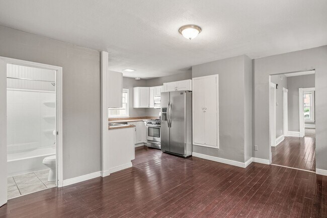 Building Photo - 3BR/1 Bath Lower Level Duplex in Northeast...
