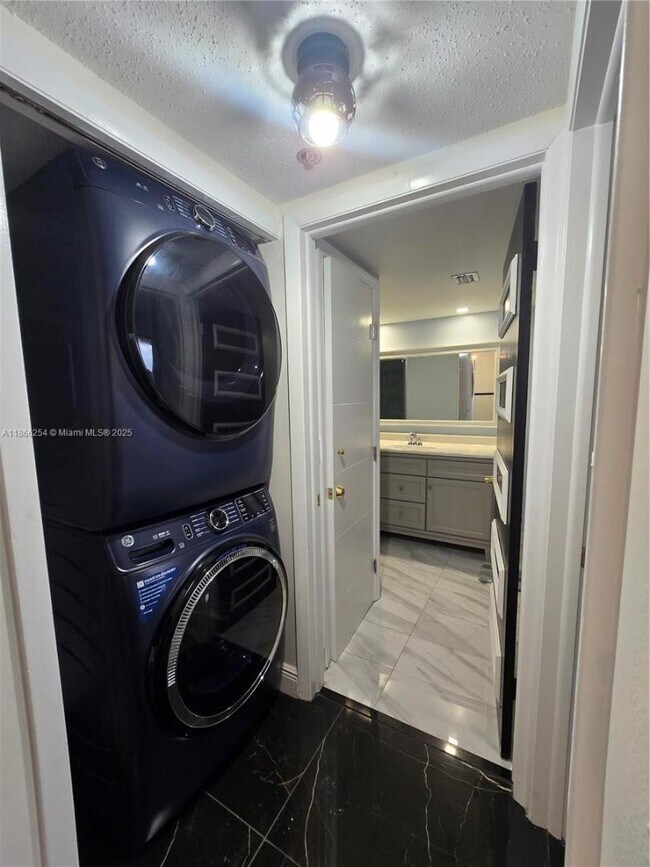 Building Photo - 7400 Radice Ct