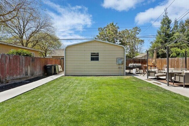 Building Photo - Adorable 2 Bedroom 1 Bath Cozy Modesto Home