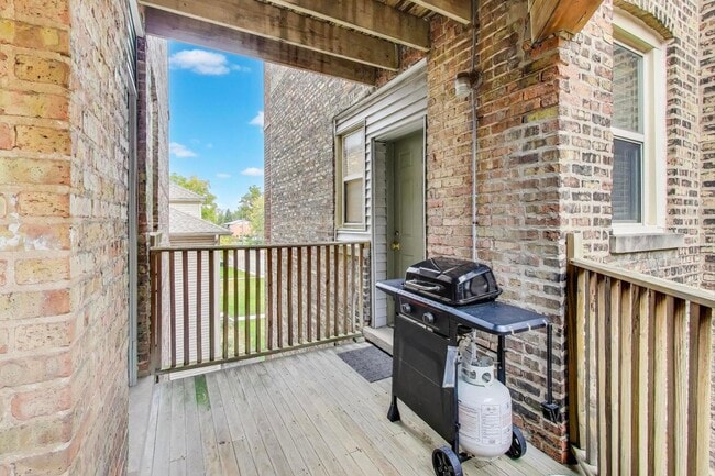 Building Photo - 600 N La Grange Rd