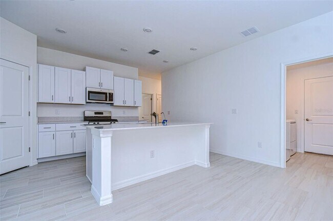 Building Photo - 8879 Little Bluestem Dr