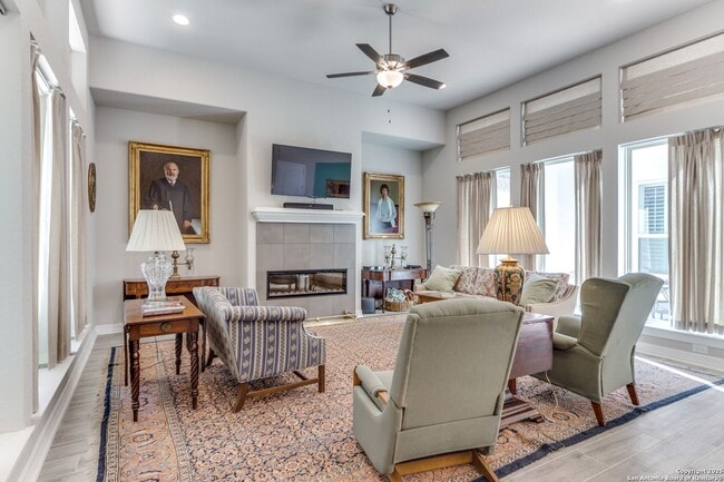 Building Photo - GORGEOUS 3-BEDROOM, 3-BATHROOM SINGLE STOR...