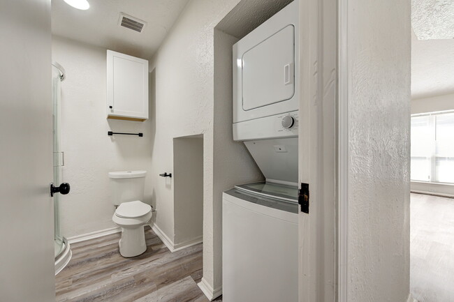 Building Photo - 727 Vicksburg Ave