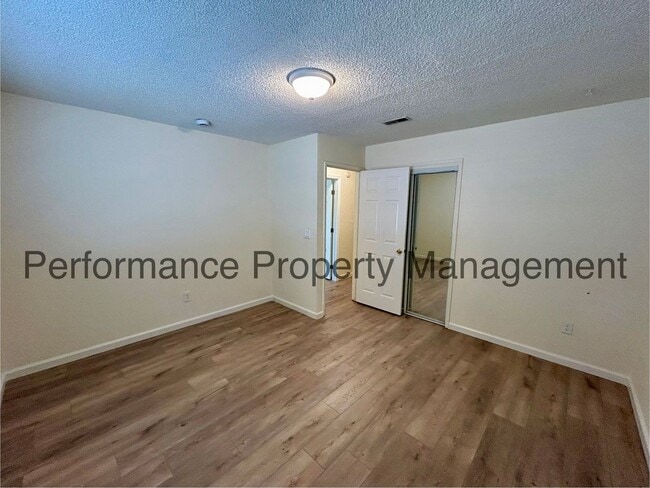 Building Photo - Beautifully Remodeled 4 Bed/2 Bath Home in...
